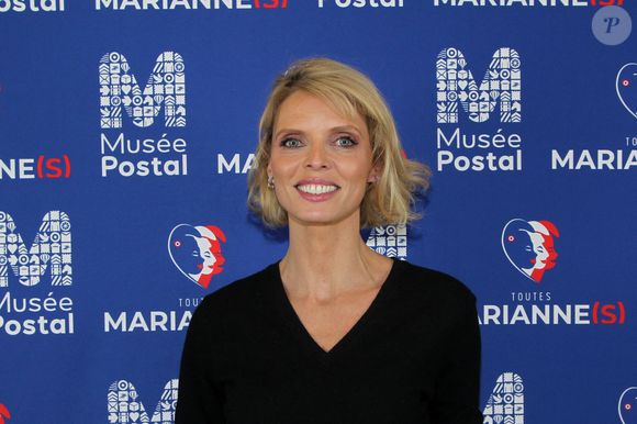 Mais la pièce qui retient indubitablement l’attention au premier coup d’œil est le sweat à capuche pour chien. D’ordinaire vendu à 39 €, ce vêtement en molleton doux, pensé pour le quotidien des chiens, est actuellement à 35,10 €.

Sylvie Tellier lors du vernissage de l'exposition "Toutes Marianne" de Sylvie Castioni au musée postal à Paris le 14 avril 2026 © Philippe Baldini / Bestimage