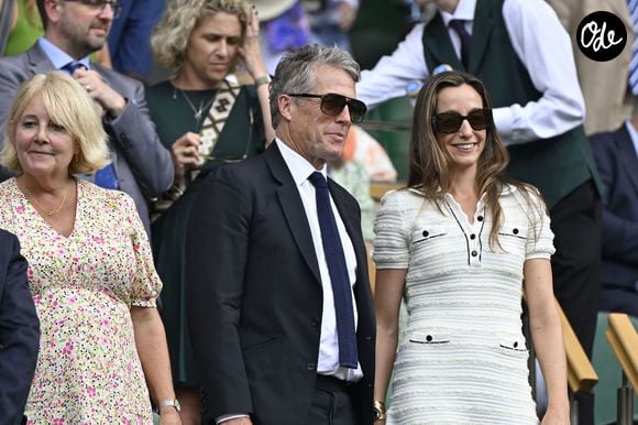 Hugh Grant et sa femme Anna Eberstein, assis derrière la reine consort d'Angleterre, assistent au tournoi de tennis de Wimbledon à Londres, le 9 juillet 2025. © Chryslene Caillaud / PsnewZ / Bestimage