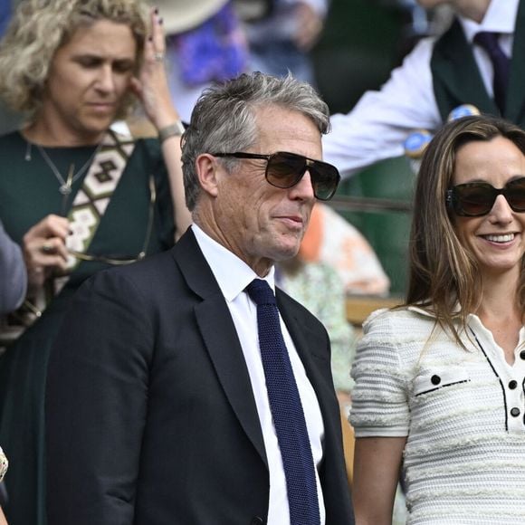 Hugh Grant et sa femme Anna Eberstein, assis derrière la reine consort d'Angleterre, assistent au tournoi de tennis de Wimbledon à Londres, le 9 juillet 2025. © Chryslene Caillaud / PsnewZ / Bestimage