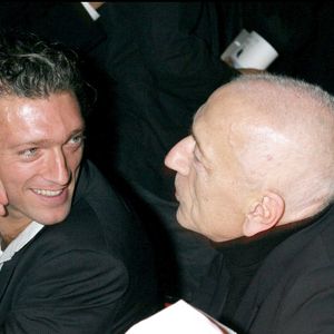 Vincent Cassel et son père Jean-Pierre lors d'une soirée au Lido dans le cadre du festival du film de Paris en 2004. Photo : RINDOFF-GUIREC / BESTIMAGE