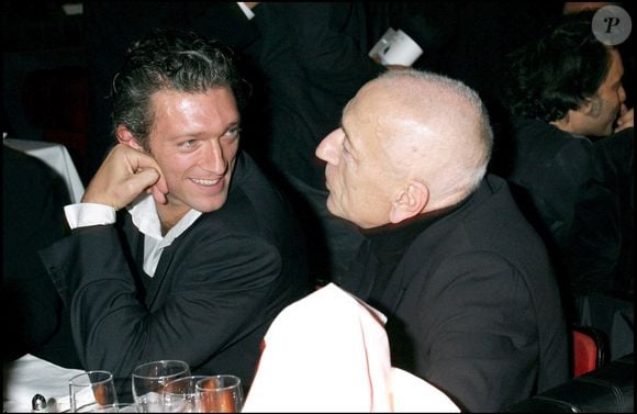Vincent Cassel et son père Jean-Pierre lors d'une soirée au Lido dans le cadre du festival du film de Paris en 2004. Photo : RINDOFF-GUIREC / BESTIMAGE