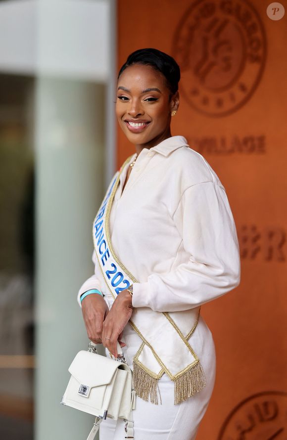 Angelique Angarni-Filopon (Miss France 2025) au village lors des Internationaux de France de Tennis de Roland Garros 2025, à Paris, France, le 2 Juin 2025. © Jacovides-Moreau/Bestimage