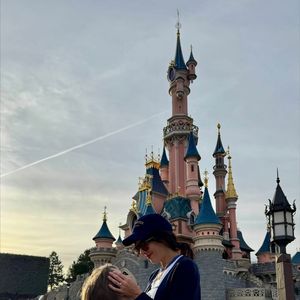 Elle insiste aussi sur l’importance de croire en ses rêves et de suivre ses passions.

Nolwenn Leroy avec son fils Marin à Disneyland Paris. Capture d'écran Instagram