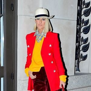 Céline Dion porte un ensemble coloré et un chapeau blanc à la sortie du Barclays Center à New York le 28 février 2020.