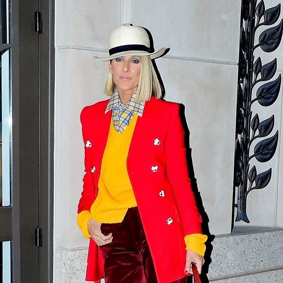 Céline Dion porte un ensemble coloré et un chapeau blanc à la sortie du Barclays Center à New York le 28 février 2020.