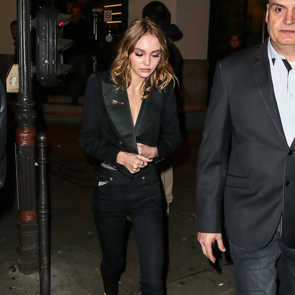 Lily-Rose Depp arrive à l'avant-première du film "Planetarium" avec sa mère Vanessa Paradis, sa tante Alysson Paradis et son compagnon Guillaume Gouix au Grand Rex à Paris, le 8 novembre 2016. Agence / Bestimage