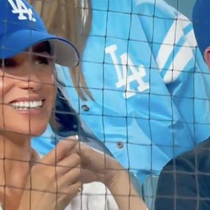Meghan Markle et le prince Harry ont fait une apparition surprise lors d'un match des World Series des Dodgers à Los Angeles. © Backgrid UK/ Bestimage