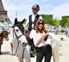 Carla Bruni les accompagnait sur une trottinette, lors de cette sortie en famille.

Giulia Sarkozy sur Valentine et sa mère Carla Bruni lors de la coupe Kids Cup L'Envol lors du Longines Paris Eiffel Jumping le 20 juin 2025

© Perusseau / Veeren / Bestimage