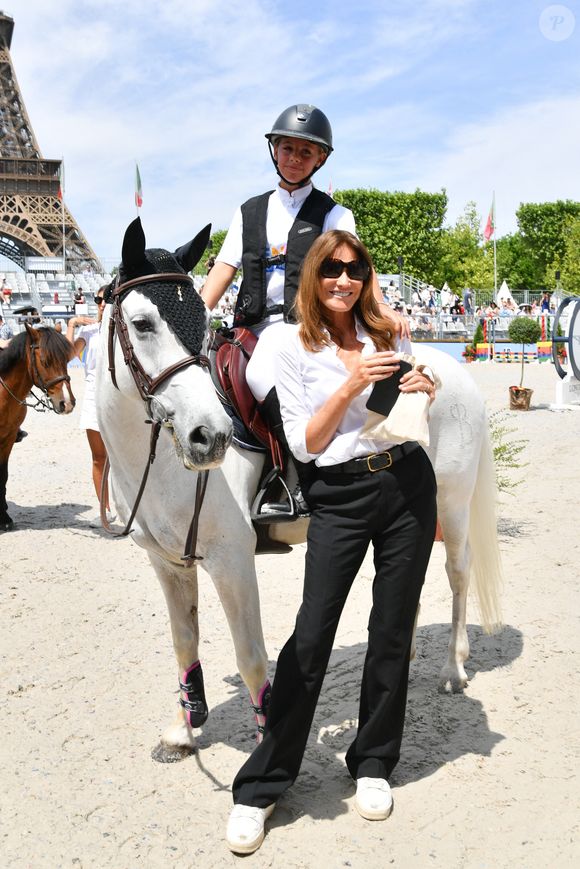 Carla Bruni les accompagnait sur une trottinette, lors de cette sortie en famille.

Giulia Sarkozy sur Valentine et sa mère Carla Bruni lors de la coupe Kids Cup L'Envol lors du Longines Paris Eiffel Jumping le 20 juin 2025

© Perusseau / Veeren / Bestimage