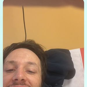 Et a dévoilé des images de lui le pied dans le plâtre sur Instagram
Vianney dévoile les coulisses de son passage aux urgences après son accident