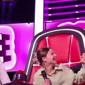 Cette deuxième soirée d’auditions à l’aveugle a su rassembler 2,55 millions de téléspectateurs, soit 15,2 % de part de marché selon Médiamétrie.

Soprano et Santa avec la petite Ninon dans "The Voice Kids" 2025 - Saison 11 - Deuxième auditions à l'aveugle du samedi 6 septembre 2025 sur TF1