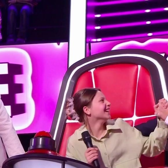 Cette deuxième soirée d’auditions à l’aveugle a su rassembler 2,55 millions de téléspectateurs, soit 15,2 % de part de marché selon Médiamétrie.

Soprano et Santa avec la petite Ninon dans "The Voice Kids" 2025 - Saison 11 - Deuxième auditions à l'aveugle du samedi 6 septembre 2025 sur TF1