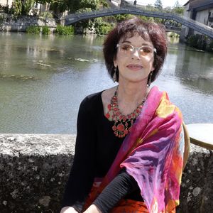 Anny Duperey lors de la 38ème édition du salon du livre de Cosne-Cours-sur-Loire le 23 mai 2026.
© Cédric Perrin / Bestimage