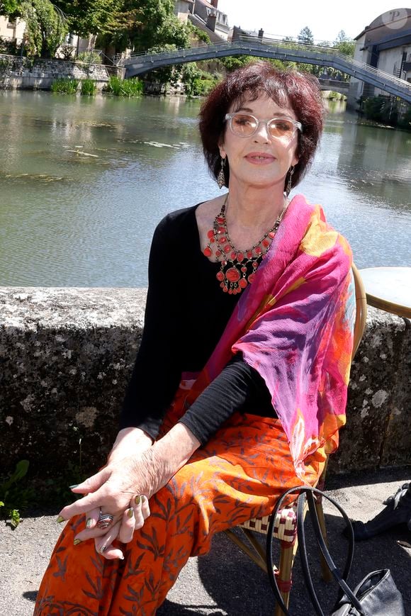 Anny Duperey lors de la 38ème édition du salon du livre de Cosne-Cours-sur-Loire le 23 mai 2026.
© Cédric Perrin / Bestimage