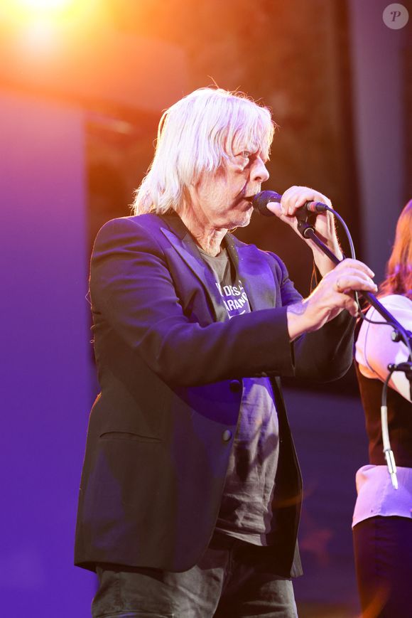 Le chanteur Renaud (Renaud Séchan) - Les amis musiciens de Renaud ont donné un concert à la Mairie du 13ème à Paris le 5 septembre 2024, en hommage au chanteur et à l'occasion de l'exposition "Renaud, Des mots et des images" et de la sortie d'un recueil regroupant des œuvres d'artistes contemporains illustrant ses chansons par vingt artistes, dont le pionnier de l'art urbain Ernest Pignon-Ernest, les street artistes Jef Aérosol et C215, les peintres Françoise Pétrovitch et Anna Foka ont aussi illustré chacun un titre du chanteur (La mère à Titi, Mistral gagnant, Morgane de toi, Dès que le vent soufflera...) © Coadic Guirec/Bestimage