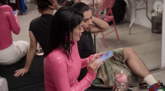 Pour rappel, Jesus Guerrero - dont l'enfance aurait été particulièrement "traumatisante" suite au divorce de ses parents - avait commencé à travailler avec Kylie Jenner en 2019. 

Images de la série "The Kardashians" avec Kylie Jenner - 2022. Backgrid UK/ Bestimage