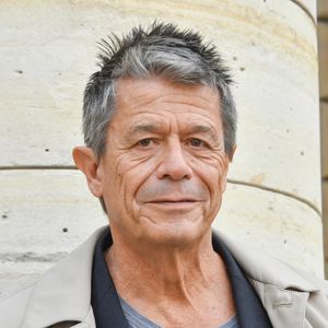 Il rend notamment hommage à leur mère, Hélène Carrère d’Encausse.
Emmanuel Carrère - E.Carrère ("Kolkhoze") et N.Allan ("Les bons voisins"), lauréats respectifs du "Prix Médicis" et du "Prix Médicis Etranger" au restaurant La Méditerranée à Paris, le 5 novembre 2025. 
© PixPlanete / Bestimage