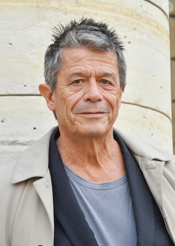 Il rend notamment hommage à leur mère, Hélène Carrère d’Encausse.
Emmanuel Carrère - E.Carrère ("Kolkhoze") et N.Allan ("Les bons voisins"), lauréats respectifs du "Prix Médicis" et du "Prix Médicis Etranger" au restaurant La Méditerranée à Paris, le 5 novembre 2025. 
© PixPlanete / Bestimage
