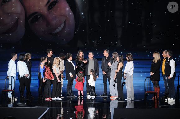 TF1 a ainsi engagé une procédure auprès de l'ARS, comme le veut la loi.

Exclusif - Karine Ferri, Patrick Fiori, Durel, Sanaa, Rebecca, Manuela, Lucie, Lou Agathe, Carla (The voice Kids), ses parents Claude et Helena, sa belle soeur Celine, son cousin Thomas, sa tante Dominique, son oncle José, sa nièce Angelique, Rebekah, son meilleur ami Charlot - Surprises - Enregistrement de l'émission "La chanson secrète", présentée par N.Aliagas et diffusée le 29 décembre sur TF1
© Guillaume Gaffiot-Cyril Moreau / Bestimage