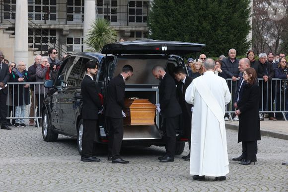 Le cercueil arrivant aux funérailles de l'actrice belge Emilie Dequenne au crématorium du cimetière du Père Lachaise à Paris, France, le 26 mars 2025. Emilie Dequenne, qui avait remporté le prix de la meilleure actrice au Festival de Cannes en 1999 pour son premier rôle dans le film Rosetta des Dardenne, est décédée à l'âge de 43 ans des suites d'un cancer rare des glandes surrénales. Photo by Jerome Domine/ABACAPRESS.COM