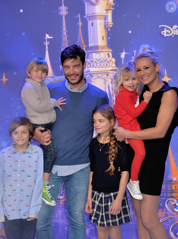 Elodie Gossuin, Bertrand Lacherie et leurs 4 enfants  Rose Lacherie, Jules Lacherie, Joséphine Lacherie, Léonard Lacherie au 25e anniversaire de Disneyland Paris à Marne-La-Vallée, le 25 mars 2017

Photo : Veeren Ramsamy / Bestimage