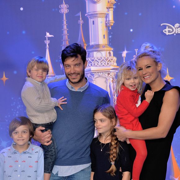 Elodie Gossuin, Bertrand Lacherie et leurs 4 enfants  Rose Lacherie, Jules Lacherie, Joséphine Lacherie, Léonard Lacherie au 25e anniversaire de Disneyland Paris à Marne-La-Vallée, le 25 mars 2017

Photo : Veeren Ramsamy / Bestimage