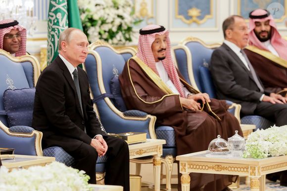 Le roi d'Arabie saoudite Salmane ben Abdelaziz Al Saoud reçoit le président russe Vladimir Poutine au palais royal à Riyad, le 14 octobre 2019. Lors de cette cérémonie, la charte Opep+ a été signée entre Moscou et Riyad.