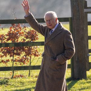 Exclusif - Le roi Charles a été aperçu en train de marcher en boitant alors qu'il se rendait à l'église sur le domaine royal de Sandringham dans le Norfolk le dimanche 2 février 2025, accompagné de la reine Camilla. Photo de Bav Media / SplashNews/ABACAPRESS.COM