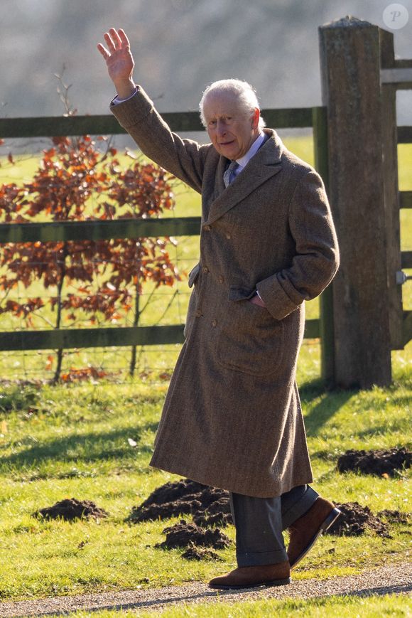 Exclusif - Le roi Charles a été aperçu en train de marcher en boitant alors qu'il se rendait à l'église sur le domaine royal de Sandringham dans le Norfolk le dimanche 2 février 2025, accompagné de la reine Camilla. Photo de Bav Media / SplashNews/ABACAPRESS.COM