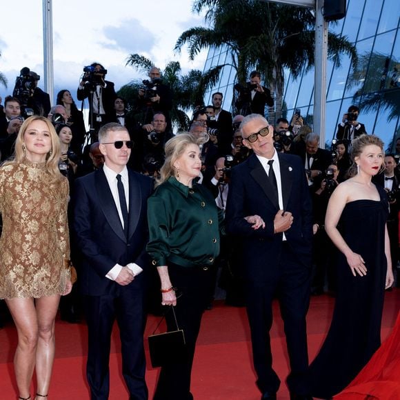 Pierre Niney, Virginie Efira, Alexandre Mallet-Guy, Catherine Deneuve, Vincent Cassel, India Hair, Isabelle Huppert, Asghar Farhadi et Adam Bessa - Montée des marches du film " Histoires parallèles " lors du 79ème Festival International du Film de Cannes, le 14 mai 2026. © Olivier Borde / Bestimage