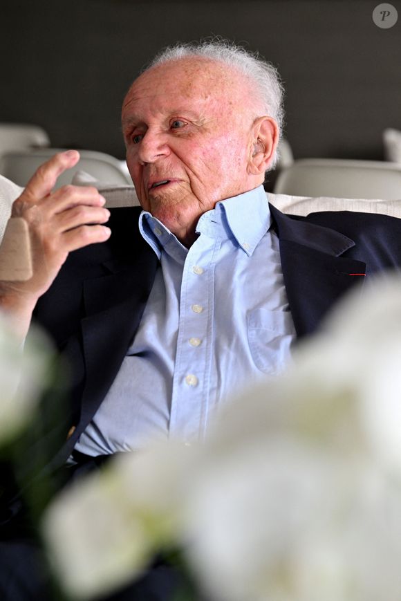 Exclusif - Philippe Bouvard, journaliste français, écrivain, homme de radio et de télévision, à son domicile, en interview télé avec le journaliste producteur Cyril Viguier à Cannes, le 27 février 2025. 
Ces derniers secrets, il se confie a Cyril Viguier dans une emission diffusée dans le monde entier.

﻿A 95 ans, Philippe Bouvard a décidé de raccrocher et de prendre sa retraite !
Avant d’interrompre définitivement ses activités, l’animateur des « Grosses têtes », auteur de 69 livres et qui réside à maintenant à Cannes, raconte ses souvenirs à Cyril Viguier, au cours d’un Talk qui sera diffusée le 3 et 6 mai première émission et le 10 et 13 mai deuxième émission  sur TV5 Monde et sur RTL, une radio dont il fut, durant plusieurs décennies, l’animateur fétiche.

De René Cotty au Général de Gaulle, de Mitterrand à Sarkozy en passant par Giscard, qu’il soupçonne de « lui avoir coller un contrôle fiscal ! », Bouvard dévoile ses derniers secrets et raconte ses rencontres savoureuses avec tous les Présidents.

D’une République à l’autre, il raconte aussi à Cyril Viguier ses anecdotes drôles et inédites, souvent caustiques, parfois rugueuses, avec les grandes Icônes Françaises: Bardot, Delon, Aznavour etc…

© Bruno Bebert/Bestimage