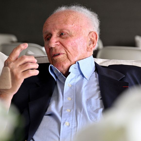 Exclusif - Philippe Bouvard, journaliste français, écrivain, homme de radio et de télévision, à son domicile, en interview télé avec le journaliste producteur Cyril Viguier à Cannes, le 27 février 2025. 
Ces derniers secrets, il se confie a Cyril Viguier dans une emission diffusée dans le monde entier.

﻿A 95 ans, Philippe Bouvard a décidé de raccrocher et de prendre sa retraite !
Avant d’interrompre définitivement ses activités, l’animateur des « Grosses têtes », auteur de 69 livres et qui réside à maintenant à Cannes, raconte ses souvenirs à Cyril Viguier, au cours d’un Talk qui sera diffusée le 3 et 6 mai première émission et le 10 et 13 mai deuxième émission  sur TV5 Monde et sur RTL, une radio dont il fut, durant plusieurs décennies, l’animateur fétiche.

De René Cotty au Général de Gaulle, de Mitterrand à Sarkozy en passant par Giscard, qu’il soupçonne de « lui avoir coller un contrôle fiscal ! », Bouvard dévoile ses derniers secrets et raconte ses rencontres savoureuses avec tous les Présidents.

D’une République à l’autre, il raconte aussi à Cyril Viguier ses anecdotes drôles et inédites, souvent caustiques, parfois rugueuses, avec les grandes Icônes Françaises: Bardot, Delon, Aznavour etc…

© Bruno Bebert/Bestimage