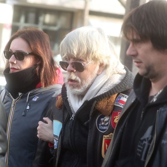 Lolita Séchan et son père le chanteur Renaud - Obsèques de Thierry Séchan frère du chanteur Renaud) au cimetière du Montparnasse à Paris le 16 janvier 2019. © Agence /Bestimage