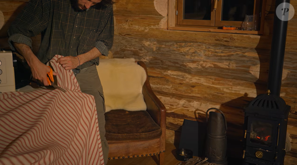 Vianney en pleine construction de sa cabane en bois sur YouTube.