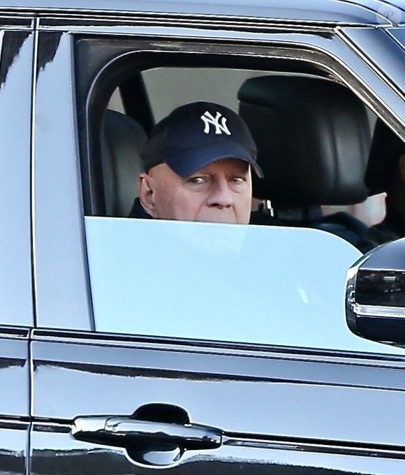 Un traitement expérimental est à l'essai pour stopper les terribles conséquences de sa maladie.

Bruce Willis à Studio City en Californie en 2025
©Backgrid USA / Bestimage