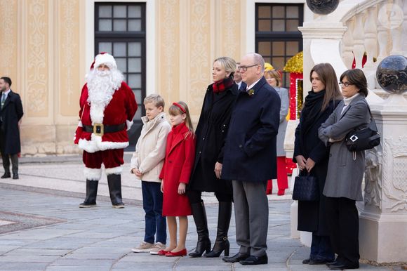 Le prince Jacques de Monaco, marquis des Baux, La princesse Gabriella de Monaco, comtesse de Carladès, Le prince Albert II de Monaco et la princesse Charlène de Monaco, Camille Gottlieb et sa mère, La princesse Stéphanie de Monaco - La famille princière de Monaco offre les traditionnels cadeaux de Noël aux enfants monégasques dans la Cour du Palais Princier, le 18 décembre 2024. 
© Olivier Huitel / Pool Monaco / Bestimage