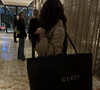 La filleule de Carla Bruni n'a visiblement pas été oubliée, puisqu'elle a été immortalisée arborant fièrement un immense et très chic sac de shopping noir floqué du logo Gucci.

Oumy Bruni-Garrell sur Instagram pour ses 18 ans