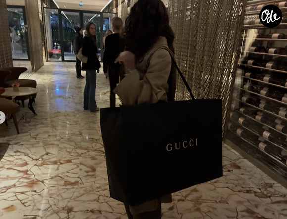 La filleule de Carla Bruni n'a visiblement pas été oubliée, puisqu'elle a été immortalisée arborant fièrement un immense et très chic sac de shopping noir floqué du logo Gucci.

Oumy Bruni-Garrell sur Instagram pour ses 18 ans