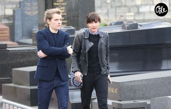 Bénabar et sa femme Stéphanie Nicolini lors des obsèques de Véronique Colucci au cimetière communal de Montrouge, le 12 avril 2018.  
Agence / Bestimage