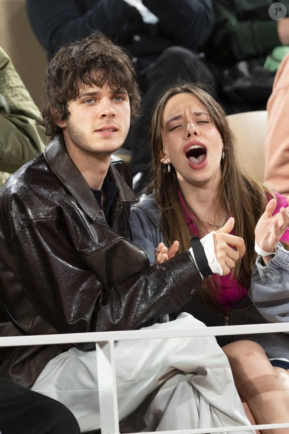 Kim Higelin et son compagnon Tanguy De Rothschild dans les tribunes lors des Internationaux de France de Tennis de Roland Garros 2025, à Paris, France, le 27 mai 2025. © Jacovides-Moreau/Bestimage
