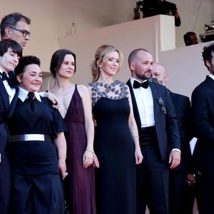 Il est accusé de violences sexistes et sexuelles par trois anciennes compagnes.
Côme Peronnet, Solàn Machado-Graner, Sandra Colombo, Dominik Moll, Mathilde Roehrich, Léa Drucker, Jonathan Turnbull, Gilles Marchand, Theo Costa-Marini, Valentin Campagne - Montée des marches du film « Dossier 137 » lors du 78ème Festival International du Film de Cannes, au Palais des Festivals à Cannes. Le 15 mai 2025
© Jacovides-Moreau / Bestimage