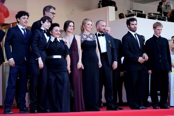 Il est accusé de violences sexistes et sexuelles par trois anciennes compagnes.
Côme Peronnet, Solàn Machado-Graner, Sandra Colombo, Dominik Moll, Mathilde Roehrich, Léa Drucker, Jonathan Turnbull, Gilles Marchand, Theo Costa-Marini, Valentin Campagne - Montée des marches du film « Dossier 137 » lors du 78ème Festival International du Film de Cannes, au Palais des Festivals à Cannes. Le 15 mai 2025
© Jacovides-Moreau / Bestimage