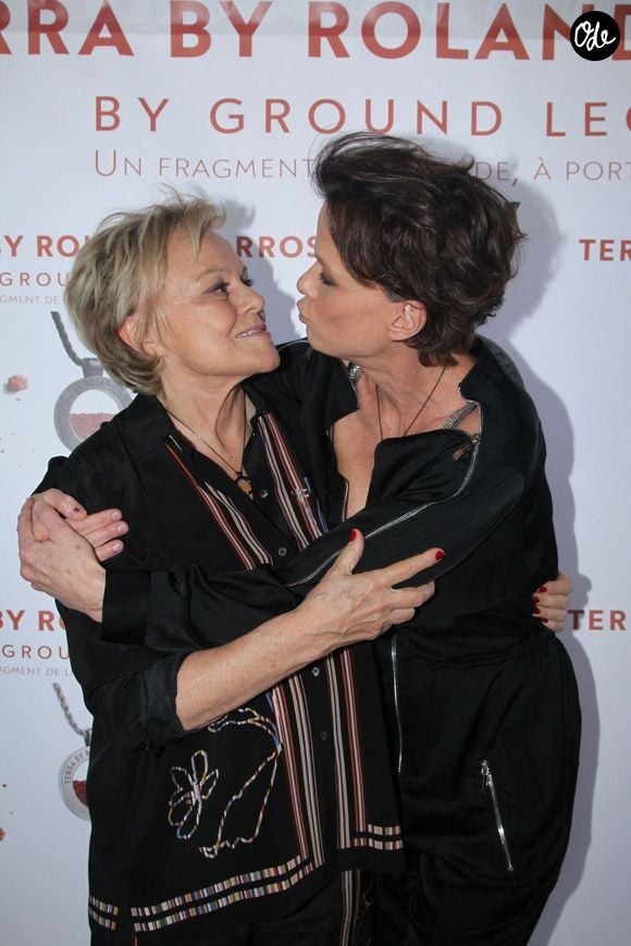 Muriel Robin et Anne Le Nen - Présentation du Collier « Terra by Roland Garros » créé par Anne Le Nen, Présidente de Ground Legend. La terre battue du court central de Roland Garros est scellée dans une médaille. Restaurant Laurent à Paris, France le 22 Mai 2026. 

© Philippe Baldini /Bestimage