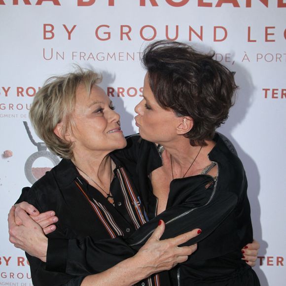 Muriel Robin et Anne Le Nen - Présentation du Collier « Terra by Roland Garros » créé par Anne Le Nen, Présidente de Ground Legend. La terre battue du court central de Roland Garros est scellée dans une médaille. Restaurant Laurent à Paris, France le 22 Mai 2026. 

© Philippe Baldini /Bestimage