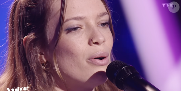 La jeune femme confie avoir été submergée par un profond mal-être psychologique, accentué par la pression du programme et le rythme intense imposé par la production. 

Alice dans l'émission "The Voice" TF1