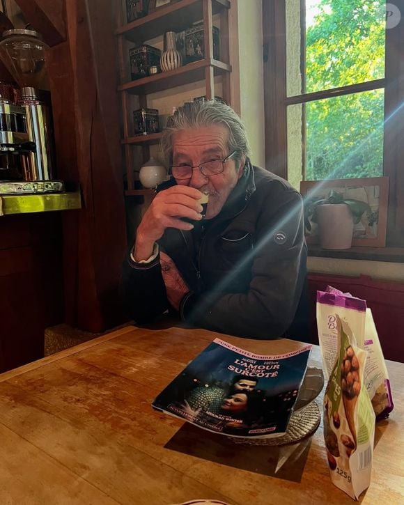 Il peut compter sur l'aide de Lolo pour l'entretien de ce grand domaine où repose son père

Image rare du domaine de Douchy dans le Loiret, propriété d'Alain Delon
©Instagram/therealanthonydelon