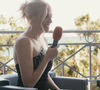 Pixie Lott, icône pop britannique, partage ses souvenirs de ses premiers pas sur la Croisette, une expérience teintée de nostalgie et d'une émotion toute particulière.

Pixie Lott en interview pour le média Ode