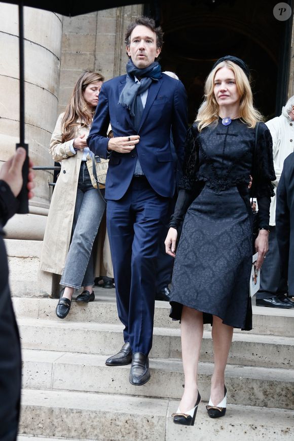 Avec sa femme Natalia Vodianova 

Exclusif - Antoine Arnault et sa femme Natalia Vodianova à la sortie de la messe hommage à Doris Brynner dans l'église Saint-Philippe-du-Roule à Paris le 4 juin 2025.

© Christophe Clovis / Bestimage