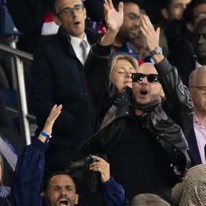 Malik Bentalha, Dj Snake - Célébrités dans les tribunes lors du match retour de la Ligue Des Champions 2024-2025 (LDC) "PSG - Arsenal" (2-1) au Parc des Princes à Paris le 7 mai 2025. © Cyril Moreau/Bestimage