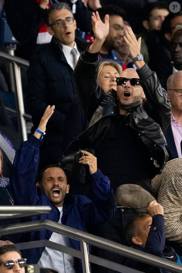 Malik Bentalha, Dj Snake - Célébrités dans les tribunes lors du match retour de la Ligue Des Champions 2024-2025 (LDC) "PSG - Arsenal" (2-1) au Parc des Princes à Paris le 7 mai 2025. © Cyril Moreau/Bestimage